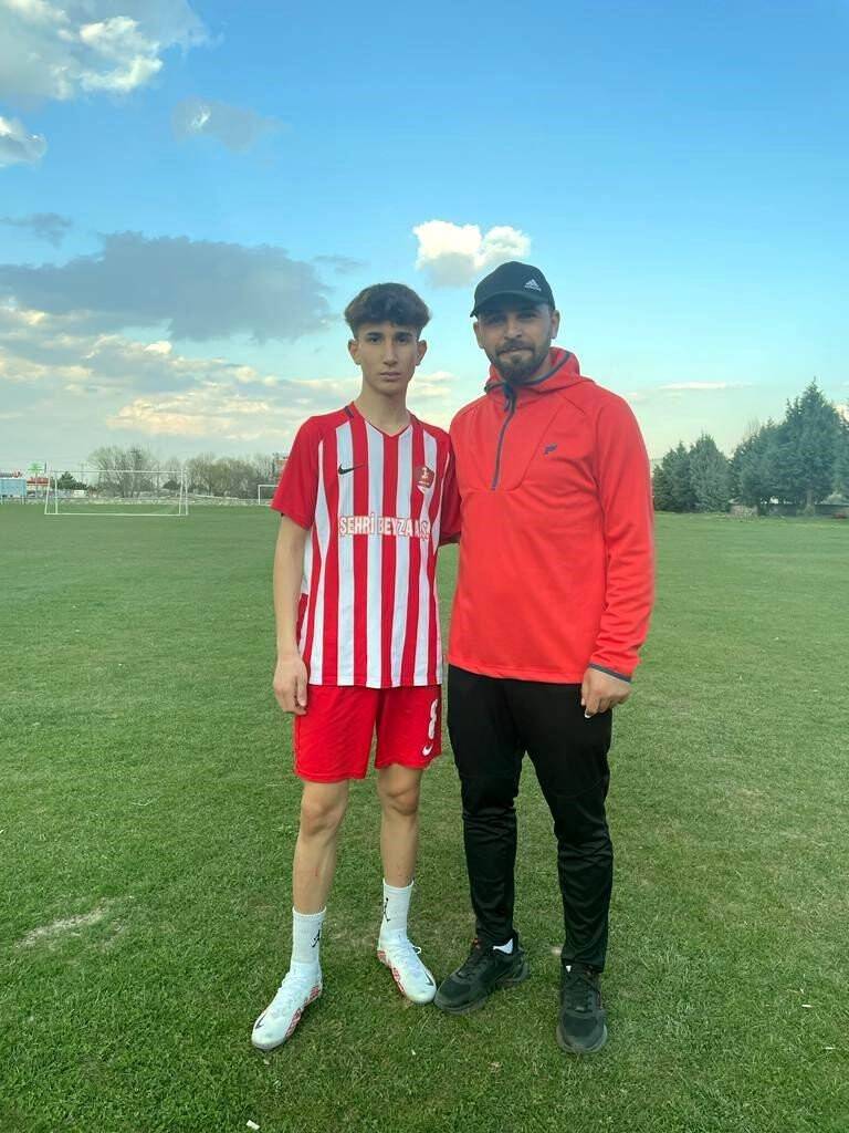 Depremzede gencin hayalleri Akşehir Spor’da sürecek