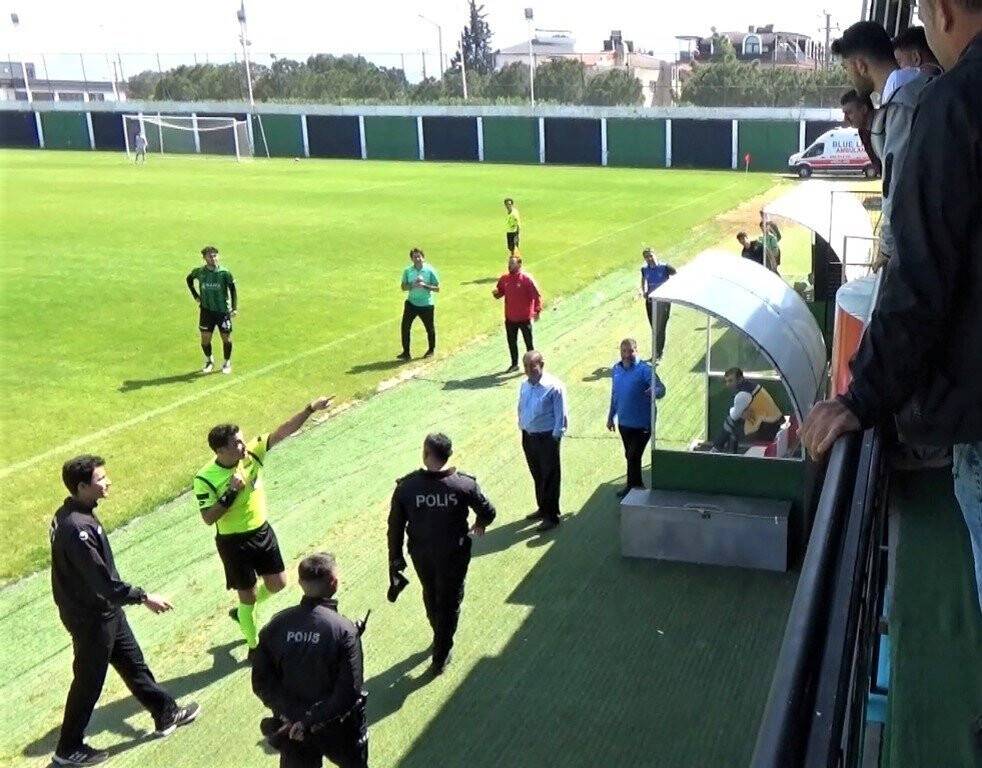 Hakeme hakaretle başlayan gerilimin ardından yeşil saha ringe döndü