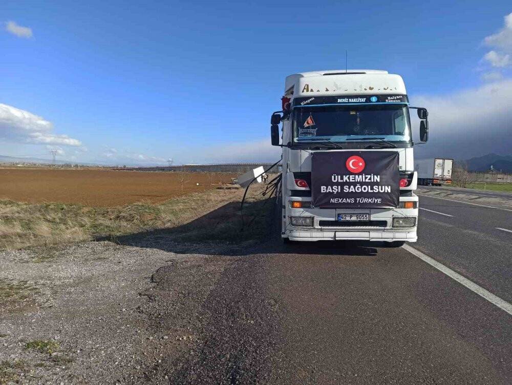 Konya'da tırla Hatay’a götürülen konteyneri şiddetli rüzgar devirdi