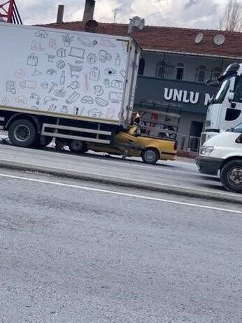 Pikap kamyonetin altına girdi