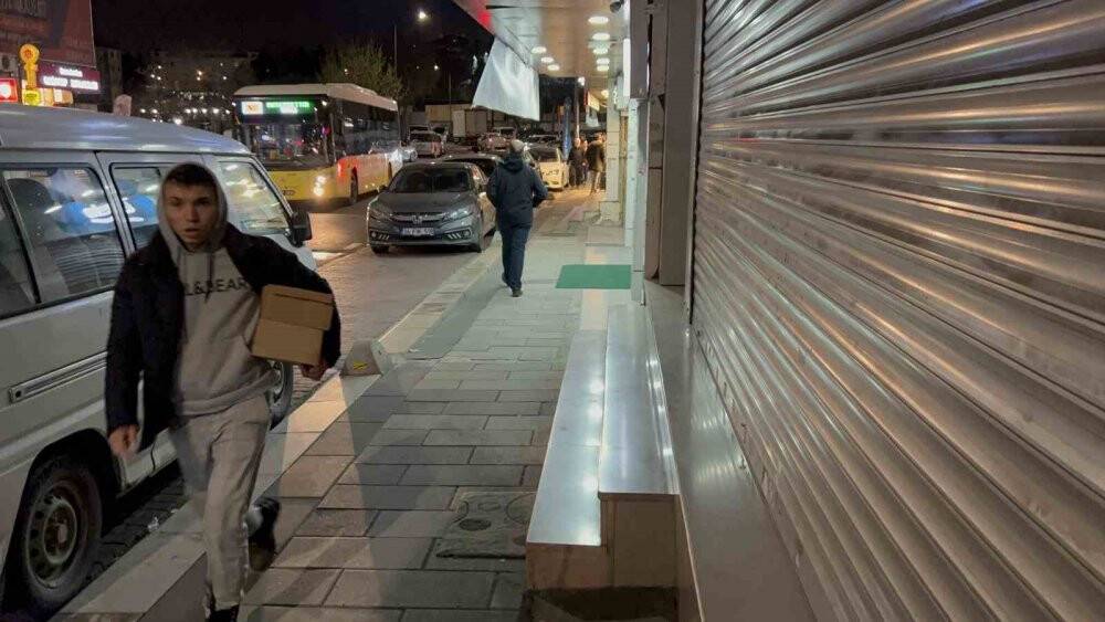 Yolda yürüyen kadın kurşunların hedefi oldu