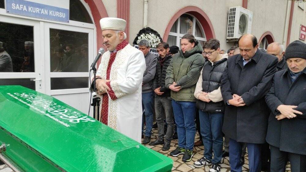 Oğlu tarafından öldürülen adam son yolculuğuna uğurlandı