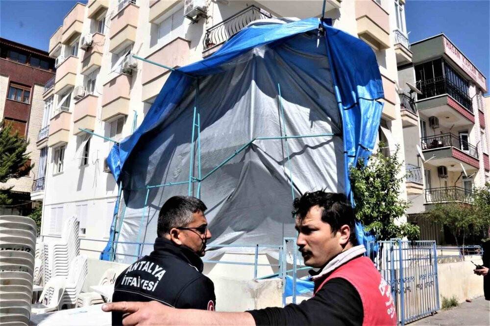 Rüzgâr taziye çadırını savurdu