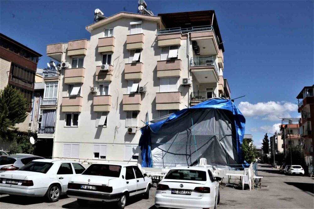 Rüzgâr taziye çadırını savurdu