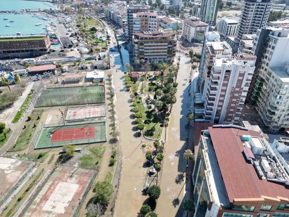 Denizin taştığı İskenderun’da son durum görüntülendi