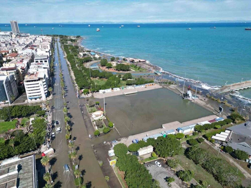 Denizin taştığı İskenderun’da son durum görüntülendi