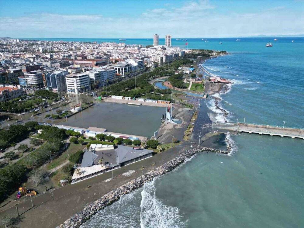 Denizin taştığı İskenderun’da son durum görüntülendi