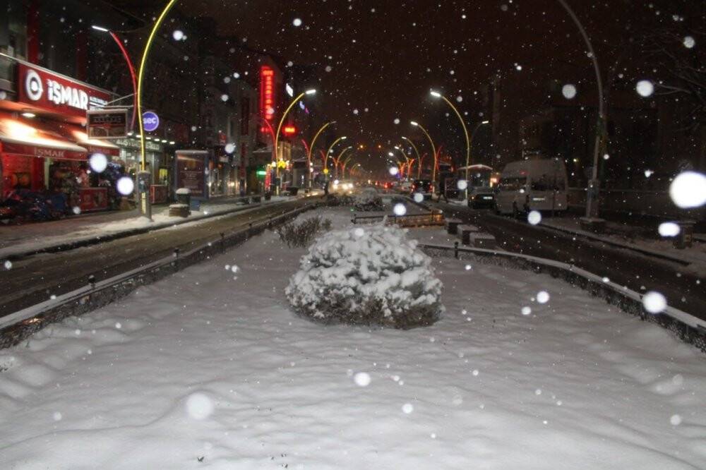 Kış geri geldi lapa lapa kar yağdı