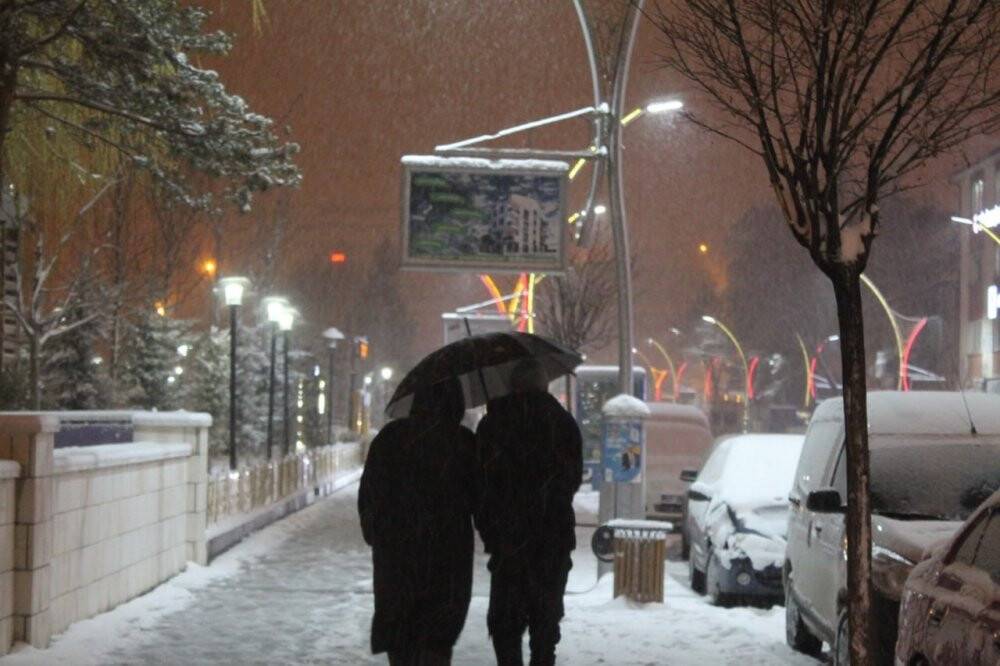 Kış geri geldi lapa lapa kar yağdı