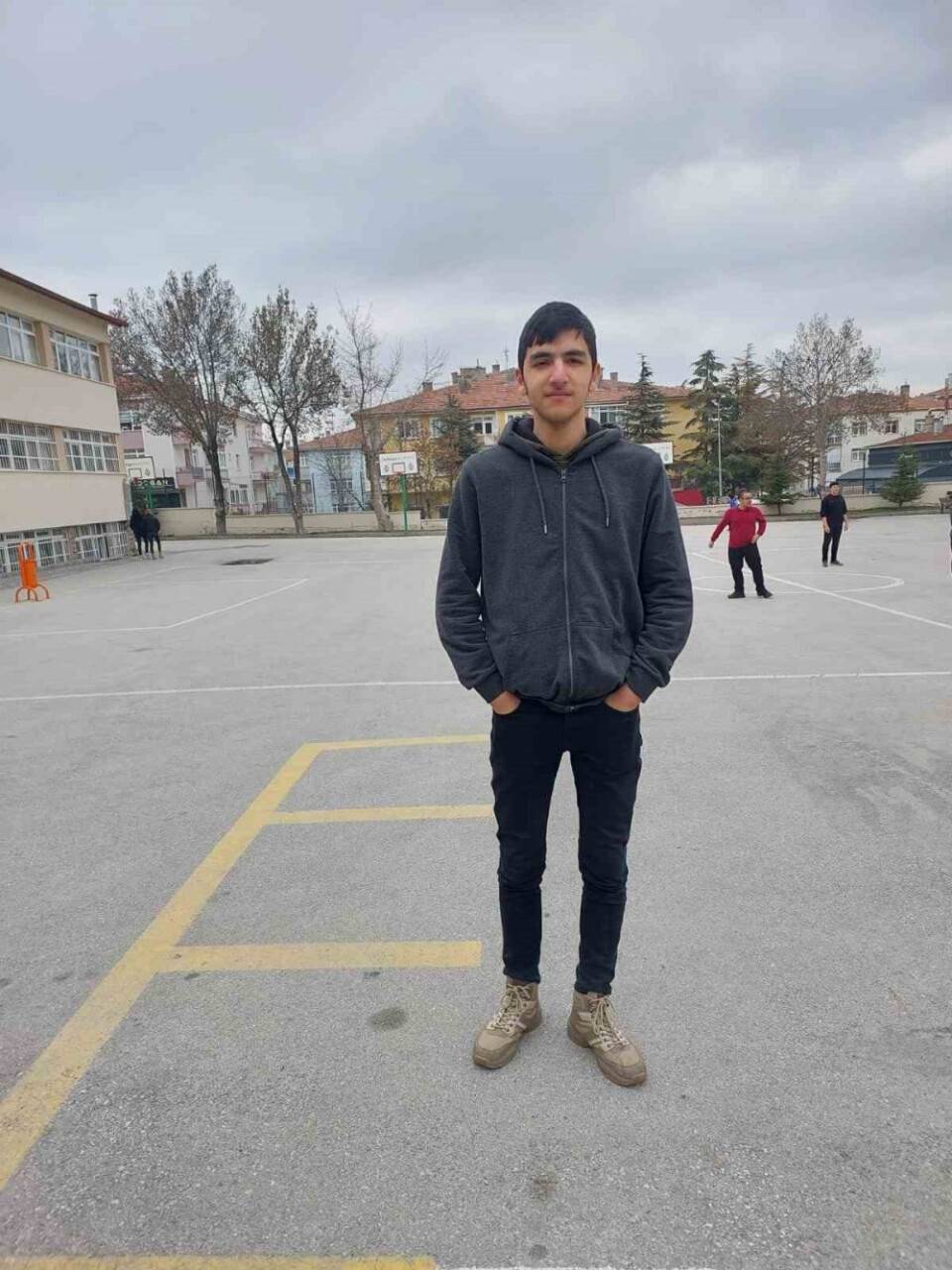 Madde bağımlısından iki okulda bıçaklı saldırı