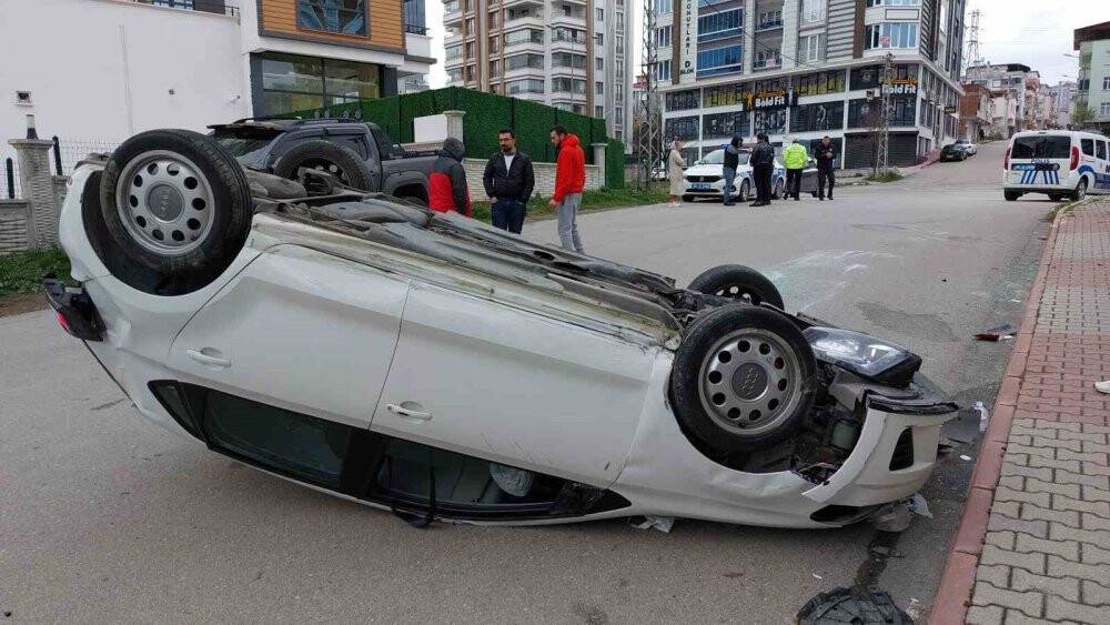 Önce kaldırıma çarptı sonra takla atıp ters döndü