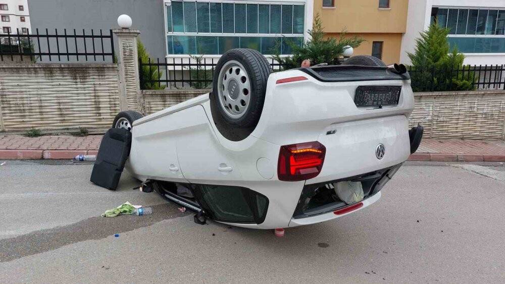 Önce kaldırıma çarptı sonra takla atıp ters döndü