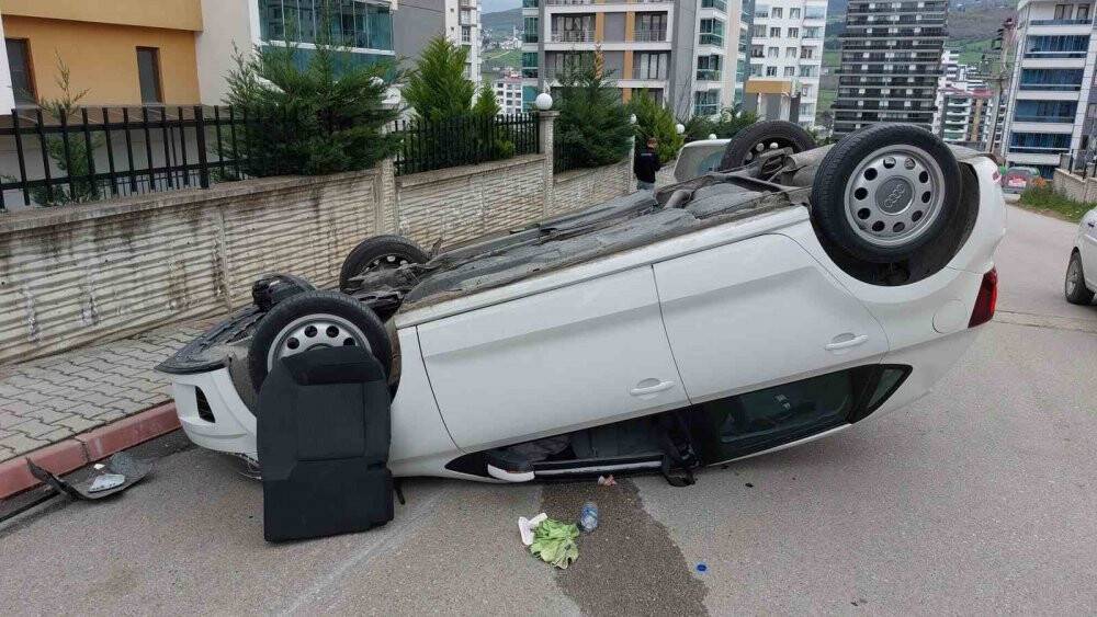 Önce kaldırıma çarptı sonra takla atıp ters döndü