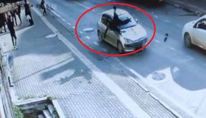 Otomobil çarptı, metrelerce savrulup düştü