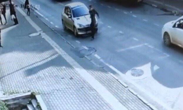 Otomobil çarptı, metrelerce savrulup düştü