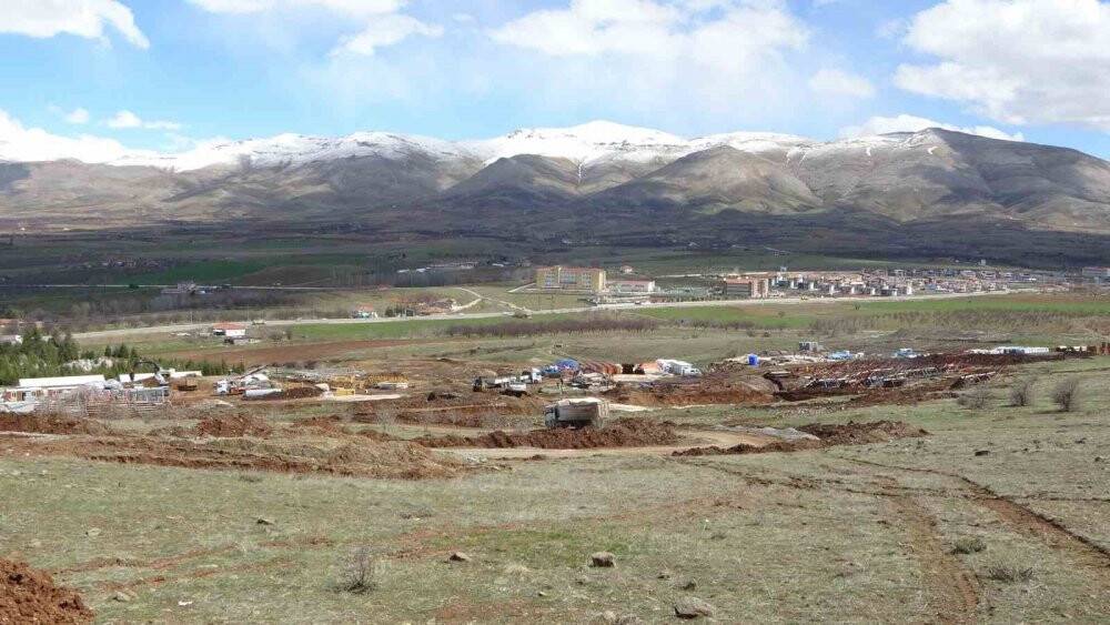 Depremzedelere 952 TOKİ konutu için temel atıldı