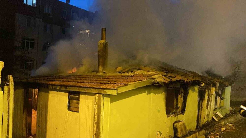 Tarihi ev alev topuna döndü, mahalleli isyan etti