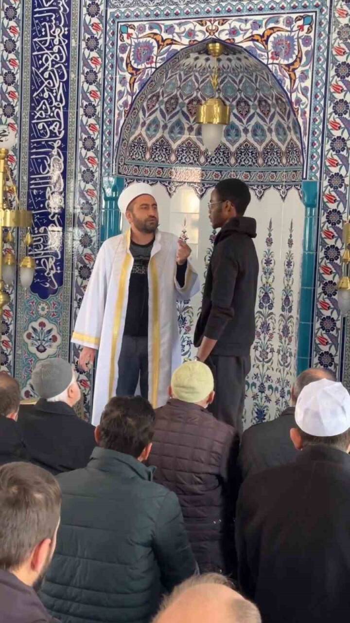 Kamerun’dan gelen hristiyan genç müslüman oldu