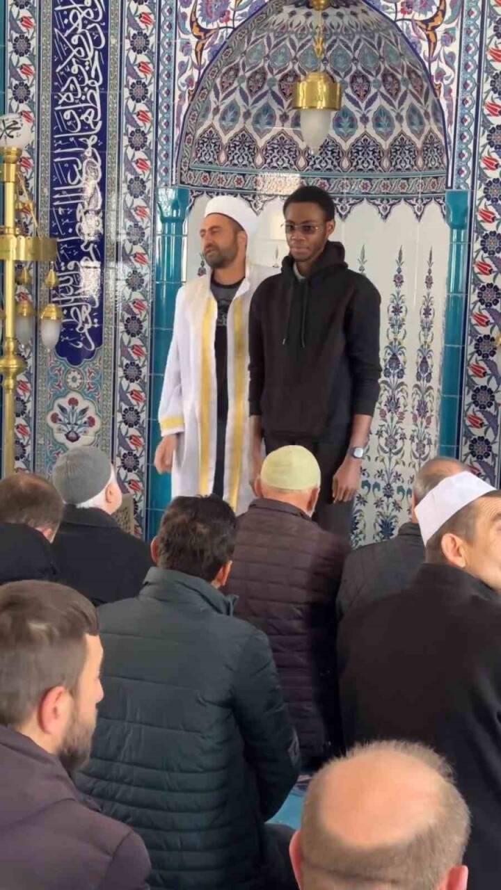 Kamerun’dan gelen hristiyan genç müslüman oldu