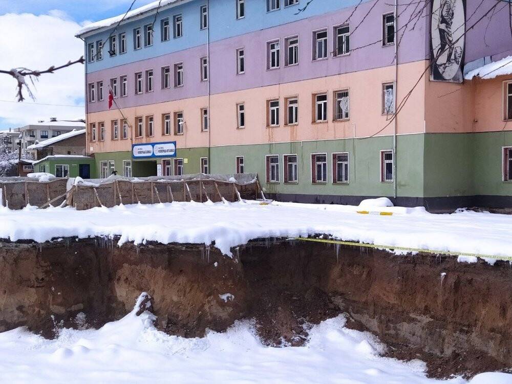 Okulun altından insan kemikleri çıktı!