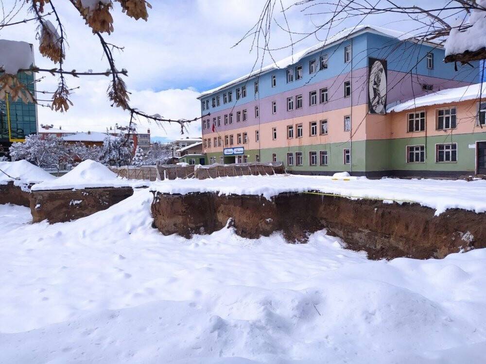 Okulun altından insan kemikleri çıktı!