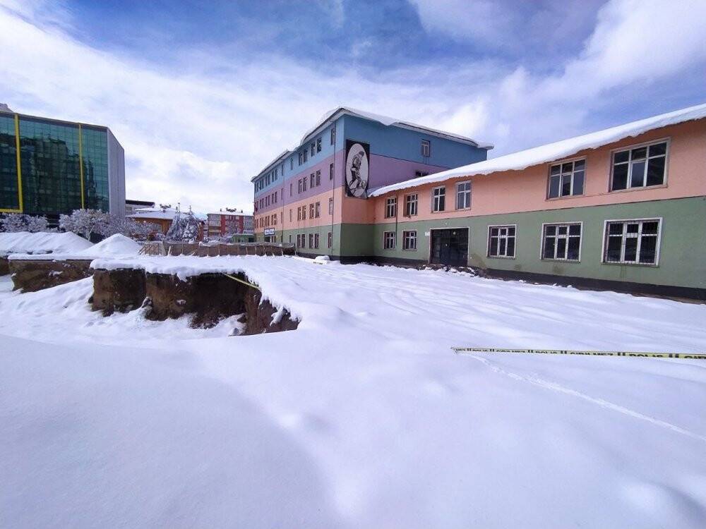 Okulun altından insan kemikleri çıktı!