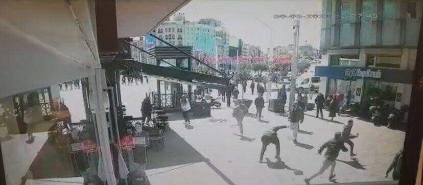 Taksim Meydanı’nda turist kadına kapkaç : Çay bardağı fırlatıp çelme taktılar