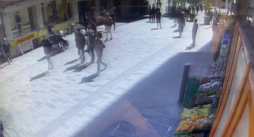 Taksim Meydanı’nda turist kadına kapkaç : Çay bardağı fırlatıp çelme taktılar