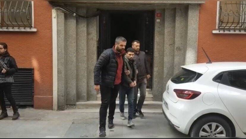 Taksim Meydanı’nda turist kadına kapkaç : Çay bardağı fırlatıp çelme taktılar