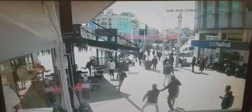 Taksim Meydanı’nda turist kadına kapkaç : Çay bardağı fırlatıp çelme taktılar
