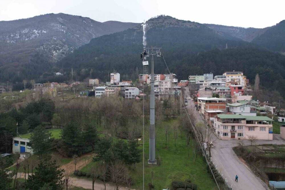 Uludağ’da ölümle burun buruna... 165 metre yüksekte cambazları aratmıyorlar