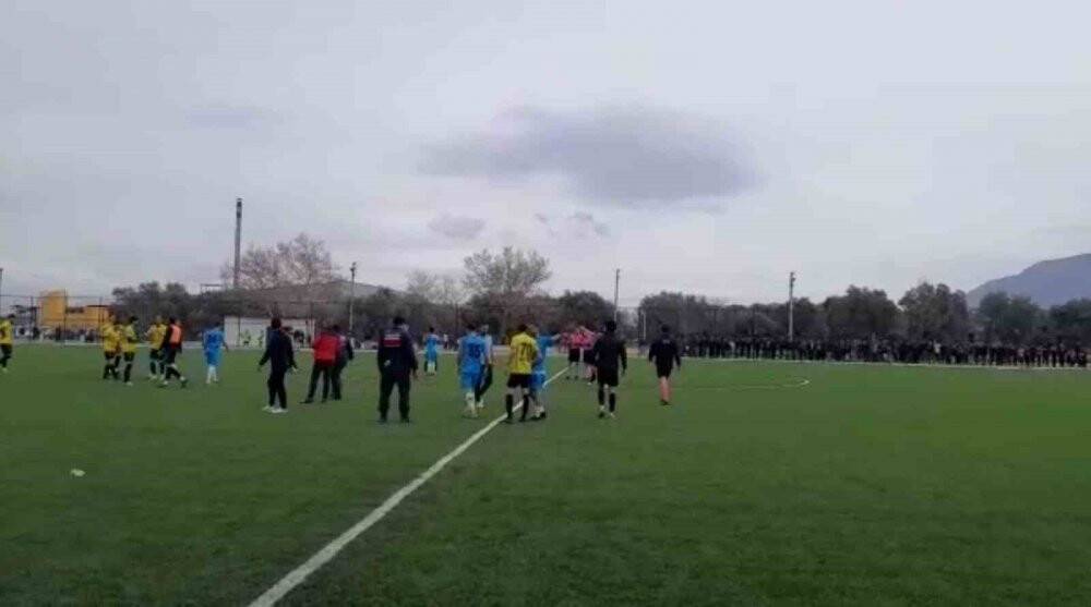 Amatör lig maçında olaylar çıktı, jandarma sahaya indi