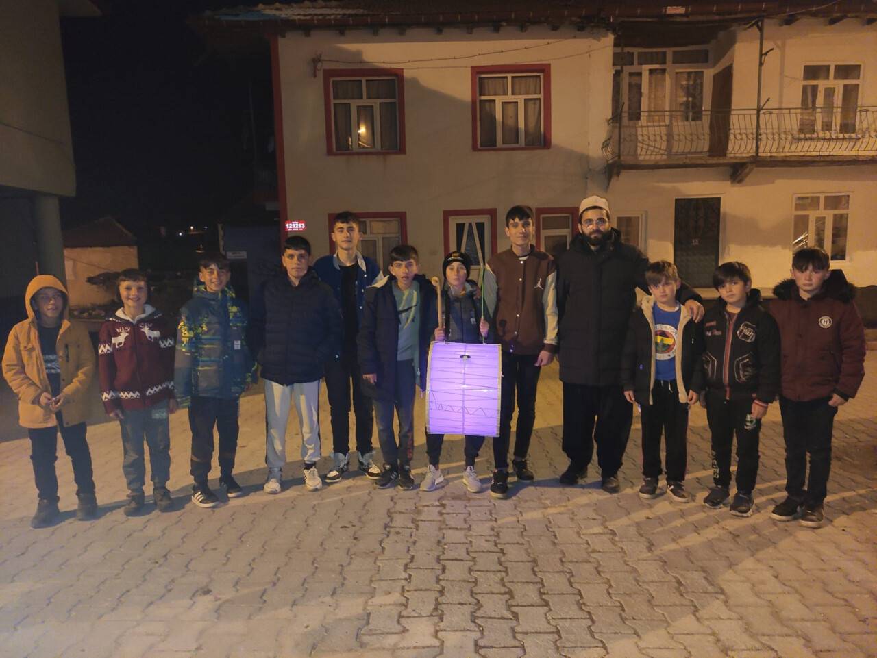 bu-mahallenin-davulculari-gonullu-cocuklar-1.jpeg