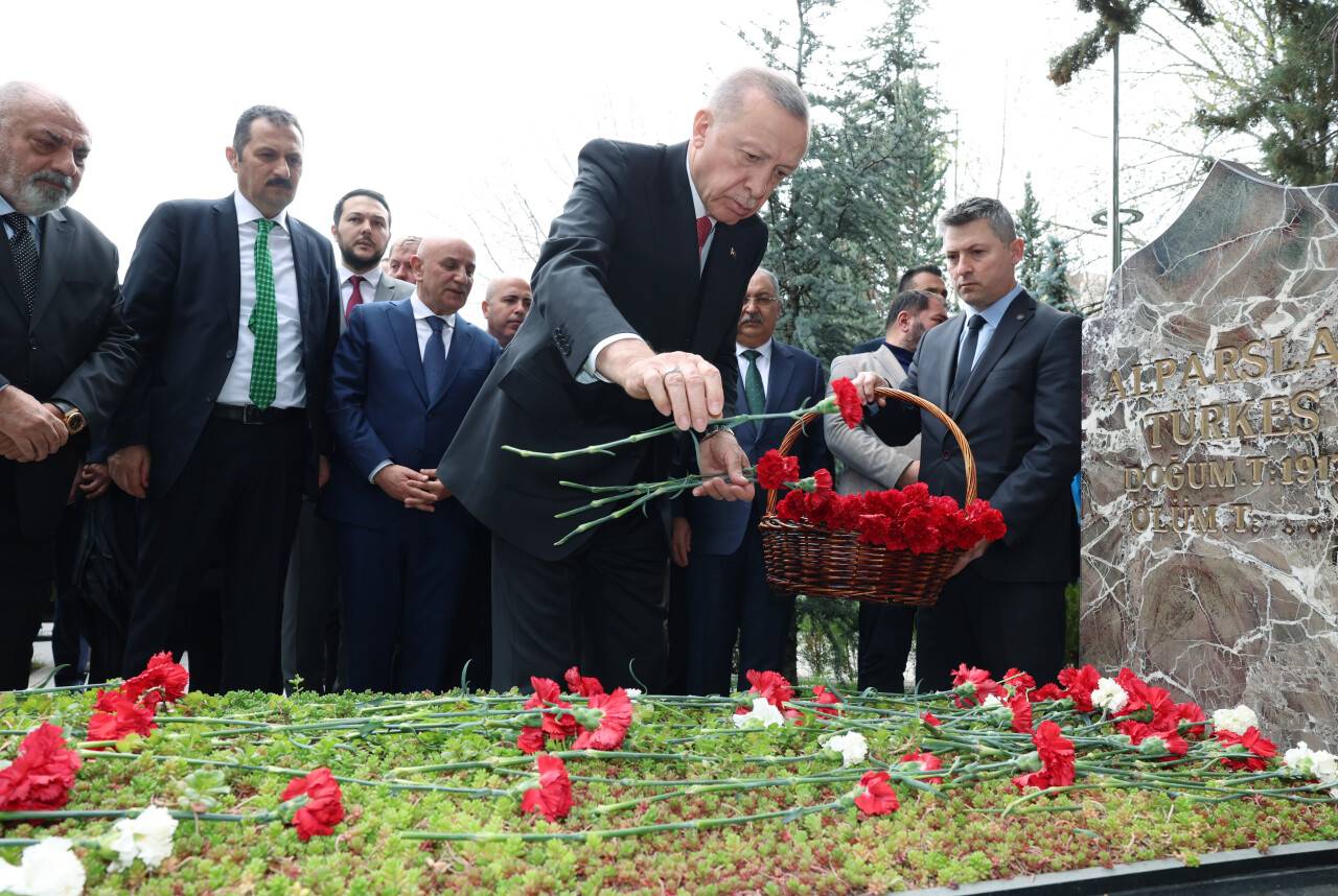 aa-20230404-30762227-30762225-cumhurbaskani-erdogan-alparslan-turkesin-kabrini-ziyaret-etti.jpg
