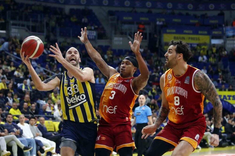 Basketbolda derbinin kazananı Fenerbahçe