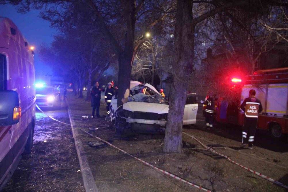 İftar saatinde feci kaza: Anne öldü, baba ve çocukları yaralandı