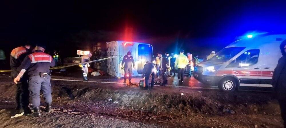 Deprem bölgesinden dönen belediye personellerini taşıyan otobüs devrildi