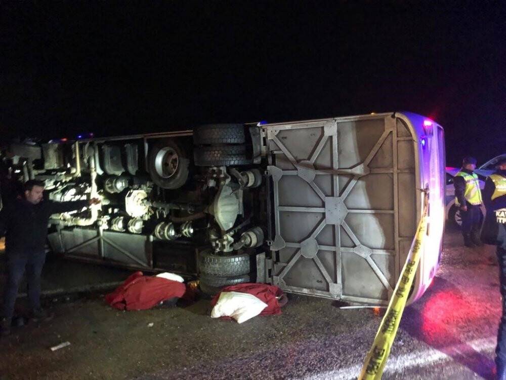 Deprem bölgesinden dönen belediye personellerini taşıyan otobüs devrildi