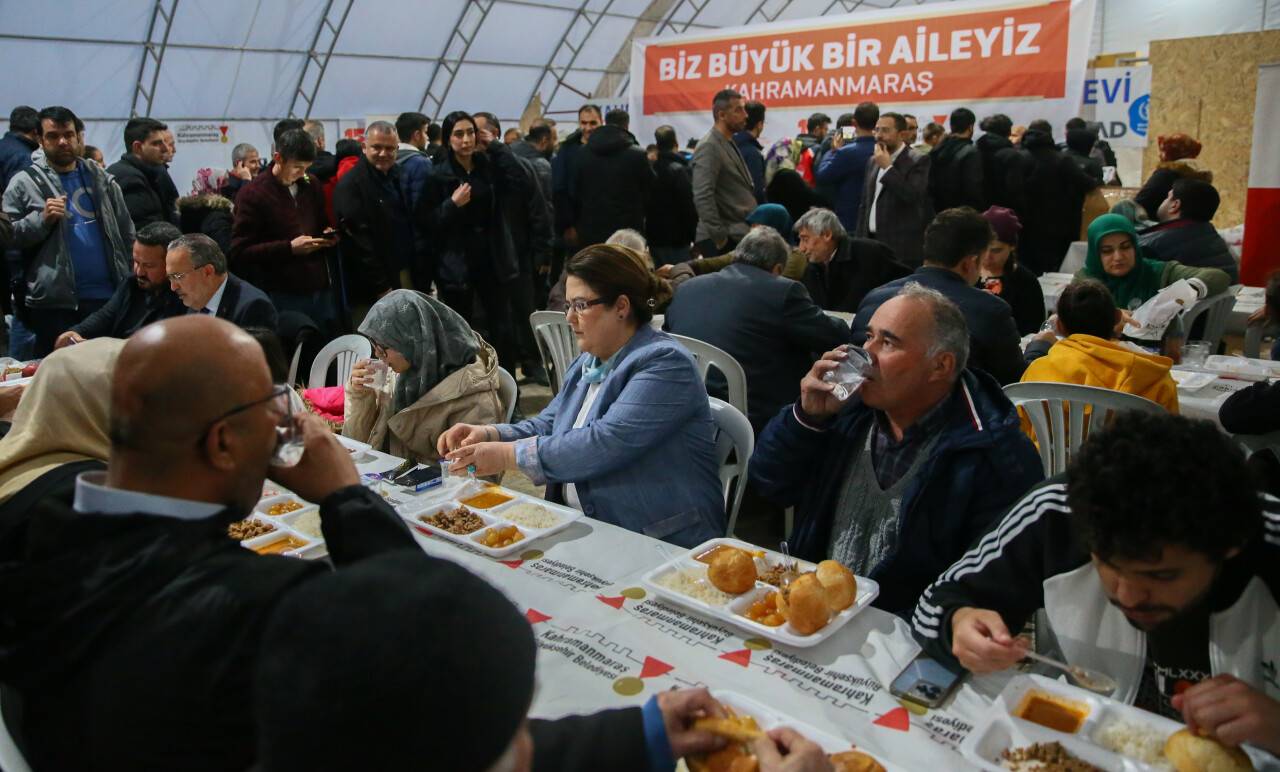 aa-20230407-30793631-30793628-aile-ve-sosyal-hizmetler-bakani-yanik-depremzedelerle-iftar-yapti.jpg