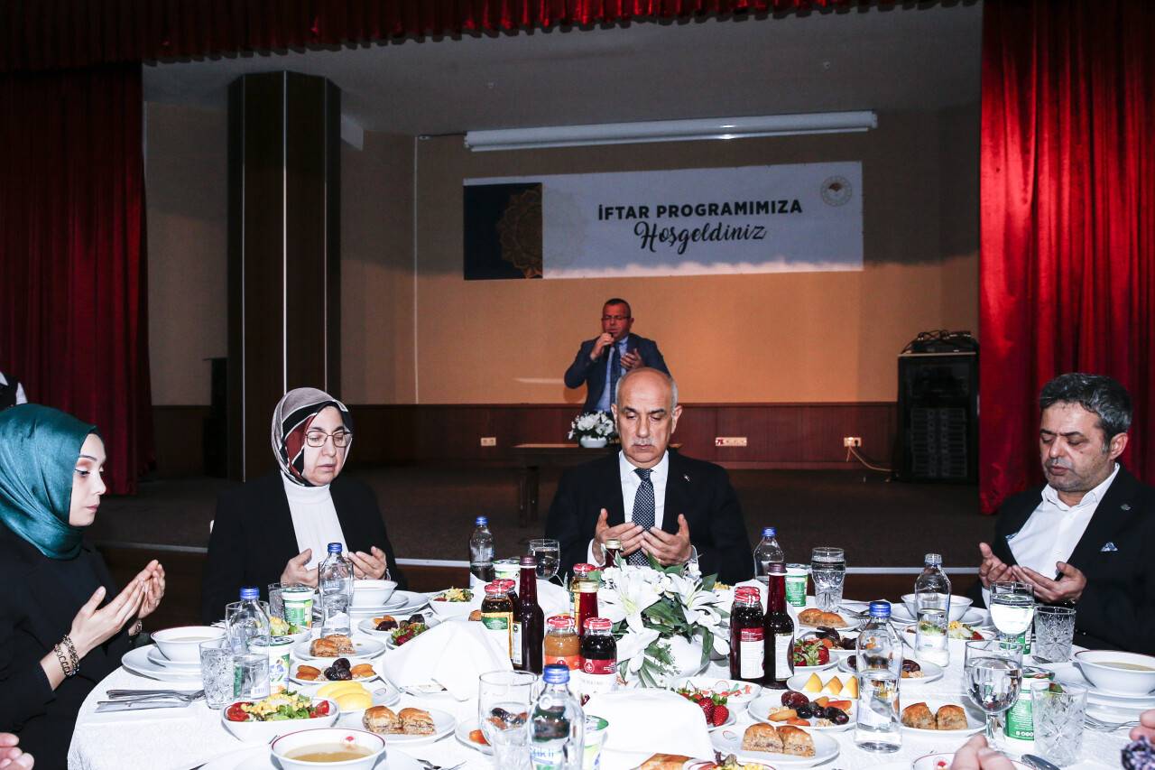 aa-20230407-30793930-30793925-bakan-kirisci-deprem-bolgesinde-gorevli-personelle-iftarda-bir-araya-geldi.jpg