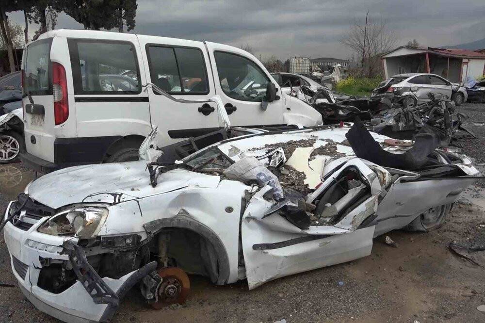 Araba mezarlığı felaketin boyutunu gözler önüne seriyor