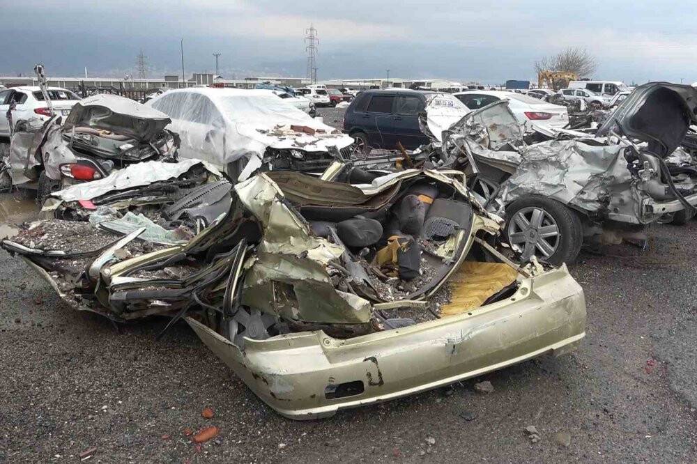 Araba mezarlığı felaketin boyutunu gözler önüne seriyor