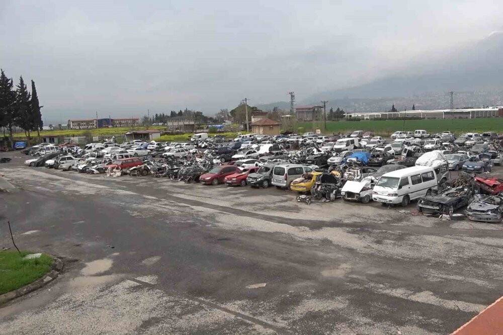 Araba mezarlığı felaketin boyutunu gözler önüne seriyor