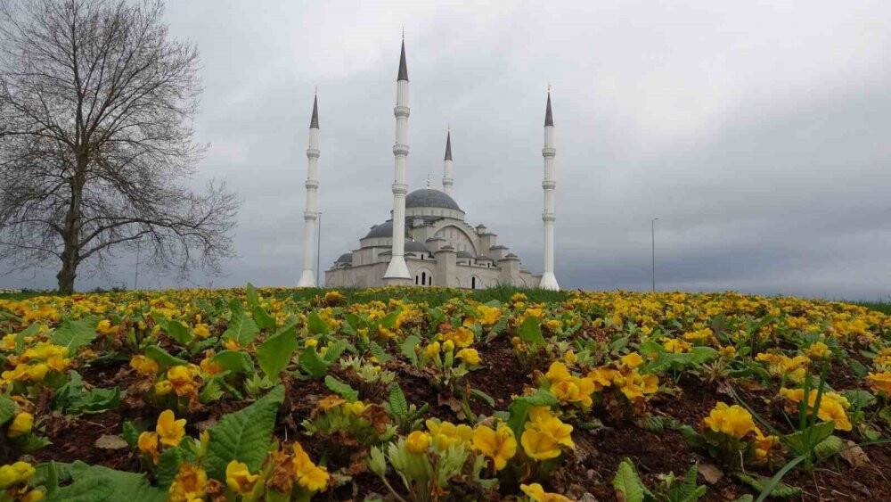 Yapımı tamamlandığında Doğu Karadeniz’in en büyük cami ve külliyesi olacak