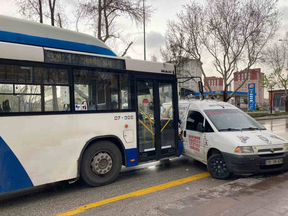 Başkentte otobüs şoförü trafikteki tartışmada aracı metrelerce sürükledi