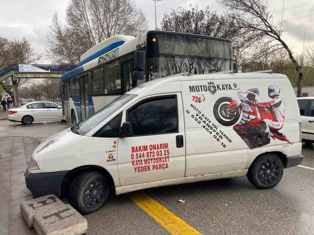 Başkentte otobüs şoförü trafikteki tartışmada aracı metrelerce sürükledi