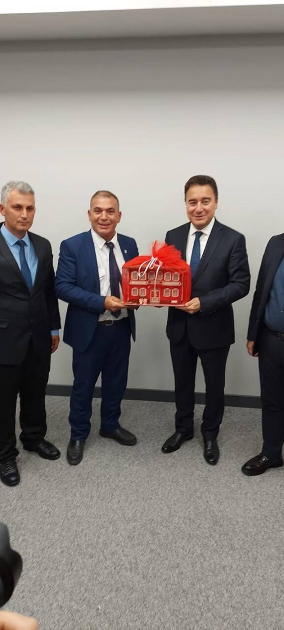 Eski Bakan Kavaf’ın Manisa’dan aday gösterilmesi istifaları beraberinde getirdi