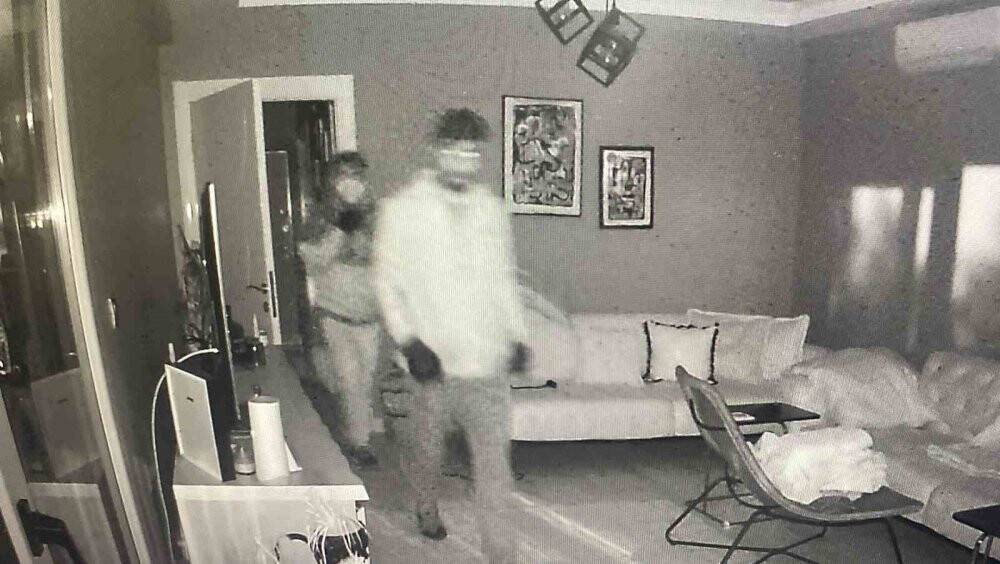 Ev farelerini evin içindeki  güvenlik kamerası ele verdi