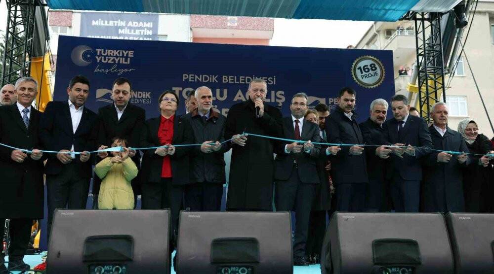 Kıbleyi bilmeyenler tabii ki seccadeye ayakkabıyla basar