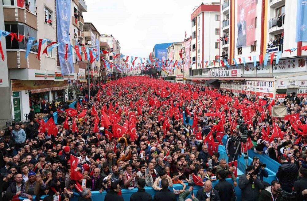 Kıbleyi bilmeyenler tabii ki seccadeye ayakkabıyla basar